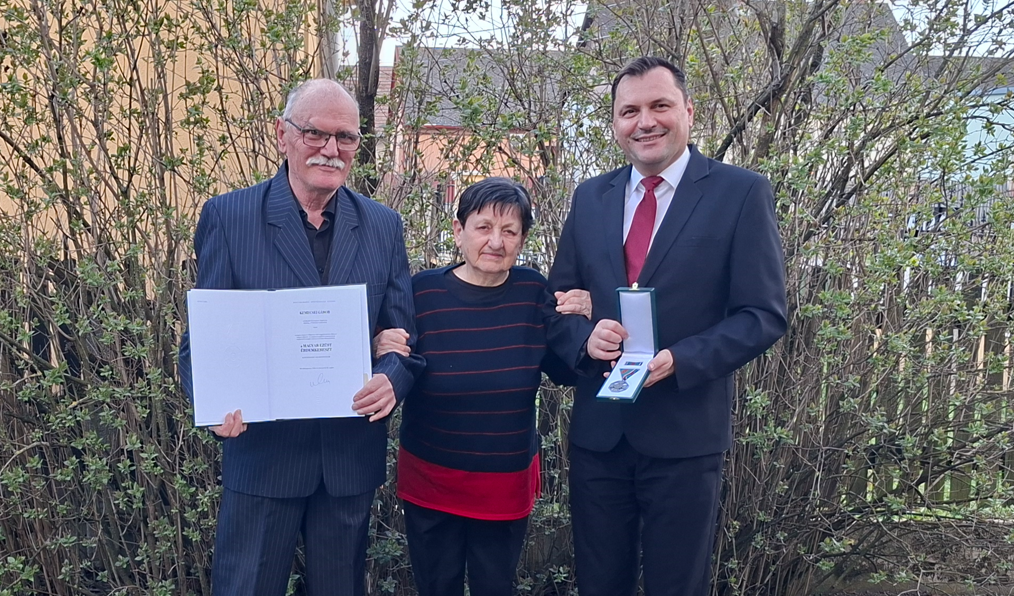 Kemecsei Gábor a szüleivel. Földes, 2026. március 21.